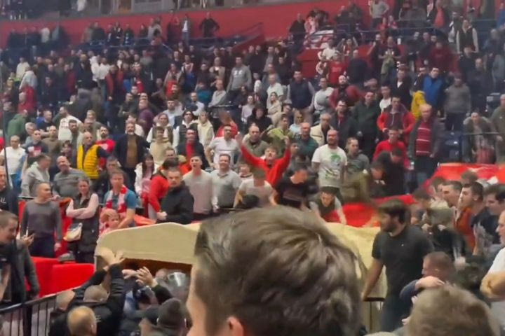 Ερυθρός Αστέρας: Χαμός μετά το ματς με την Ζάλγκιρις με αντικείμενα προς διαιτητές και τους οπαδούς να ξεσπούν στην φυσούνα