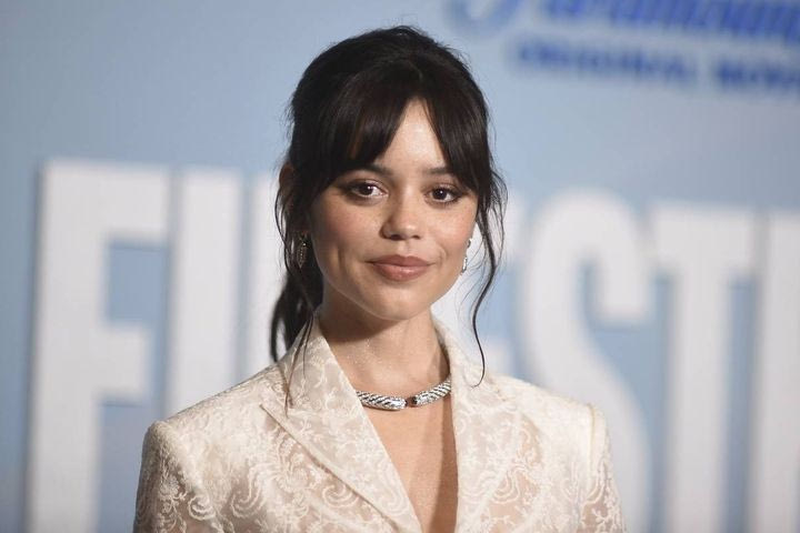 Jenna Ortega: Οι ερωτικές σκηνές της με τον 52χρονο Martin Freeman προκάλεσαν σάλο