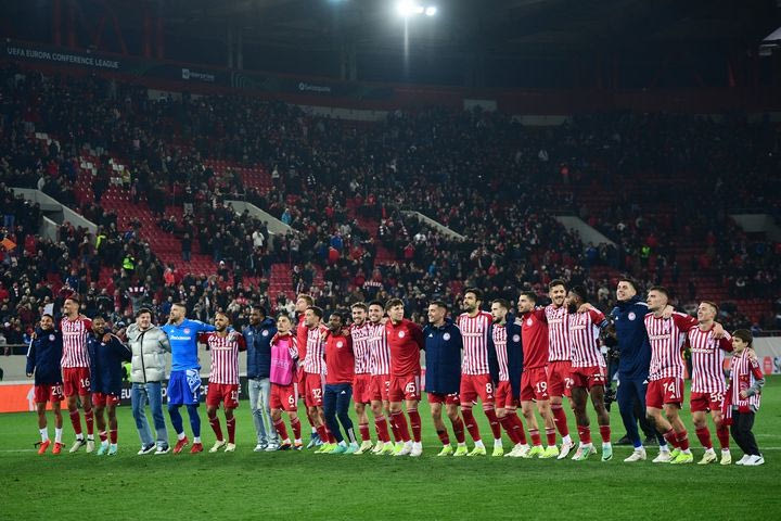 Οι παίκτες του Ολυμπιακού πανηγύρισαν με τον κόσμο τη νίκη επί της Φερεντσβάρος
