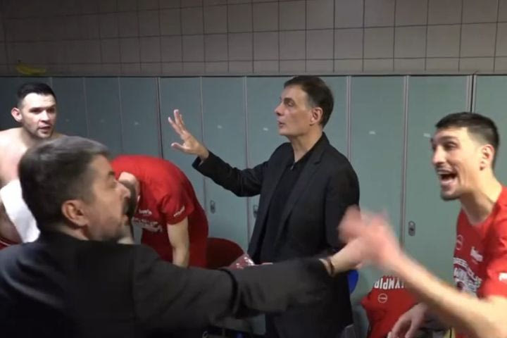 Ξεκαρδιστικό VIDEO από τον Ολυμπιακό: Ο Παπανικολάου δεν ξεχνά και ο Μπαρτζώκας θα πληρώσει βαρύ πρόστιμο για τεχνική ποινή