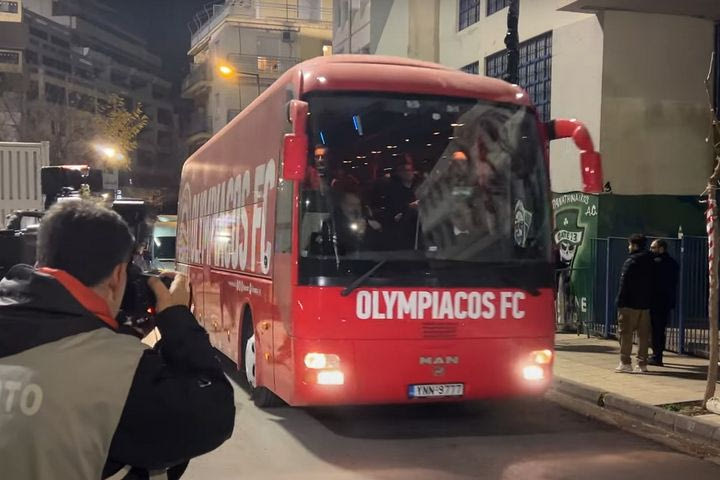 Ολυμπιακός: Η άφιξη της αποστολής των ερυθρόλευκων στη Λεωφόρο για το ντέρμπι