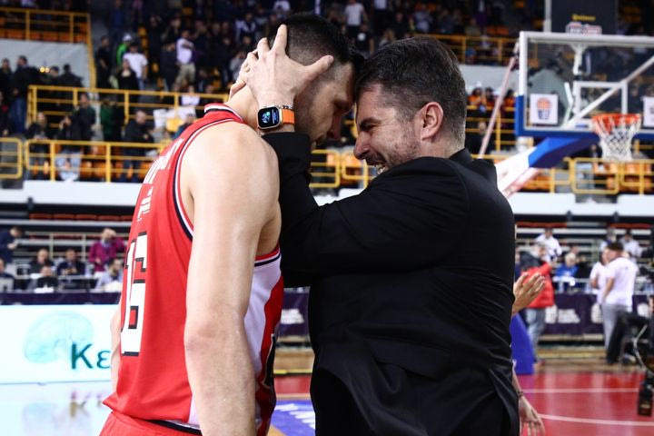 Ολυμπιακός: Η συγκλονιστική φωτογραφία του Κώστα Παπανικολάου με τον Χρήστο Μπαφέ στους πανηγυρισμούς για το Κύπελλο ΟΠΑΠ