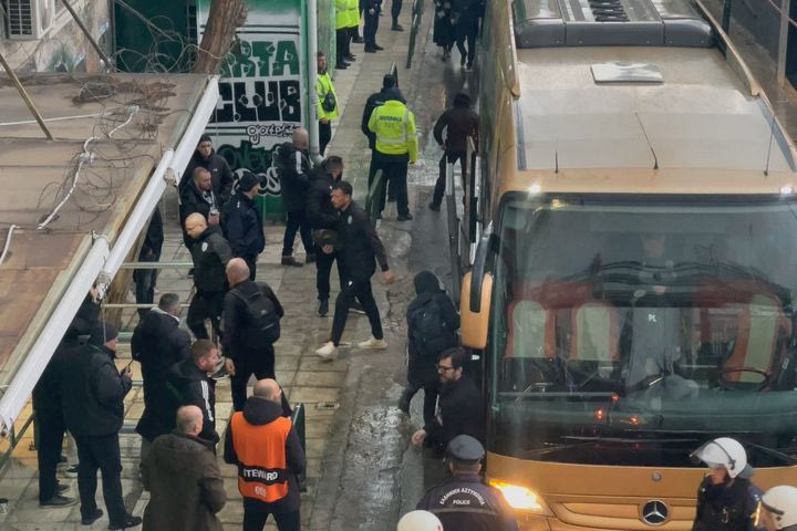 ΠΑΟΚ: Η άφιξη της αποστολής του Δικεφάλου για τον ημιτελικό απέναντι στον Παναθηναϊκό