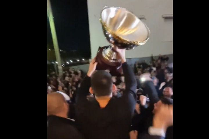 Ολυμπιακός: Ο Παπανικολάου σήκωσε το τρόπαιο του Κυπέλλου Ελλάδας ΟΠΑΠ μπροστά απ’ τον κόσμο στο ξενοδοχείο