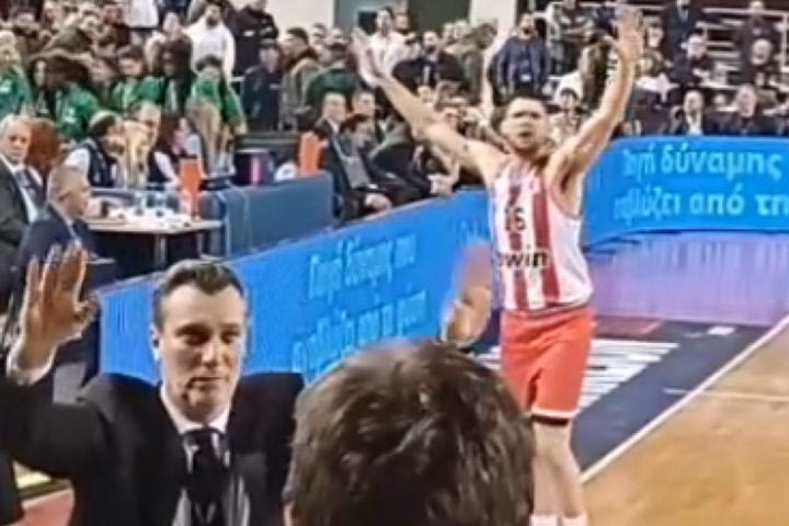 Ολυμπιακός: Το πικάρισμα οπαδών στον Σλούκα και η κίνηση ήθους από τον ερυθρόλευκο πάγκο