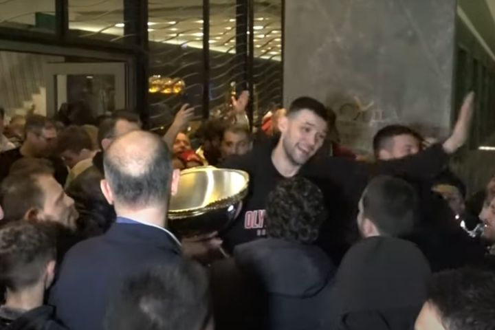 Ολυμπιακός: Ερυθρόλευκο ντελίριο και αποθέωση της αποστολής και των προέδρων στο ξενοδοχείο