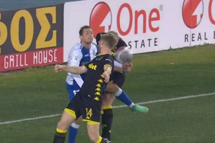 Ατρόμητος – Άρης: Οι κίτρινοι κέρδισαν πέναλτι μέσω VAR για χέρι του Κούεν και ο Μορόν ευστόχησε