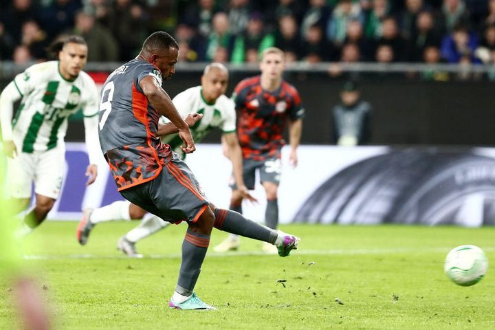 Φερεντσβάρος – Ολυμπιακός: Ο ψυχρός Ελ Κααμπί έκανε το 0-1, με πέναλτι που δόθηκε μέσω VAR για χέρι στην περιοχή