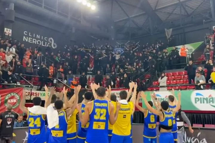 “Για την πόλη και τη φανέλα”: Η εντυπωσιακή υποστήριξη των φιλάθλων του Περιστερίου bwin σε παίκτες και προπονητές στην Σμύρνη