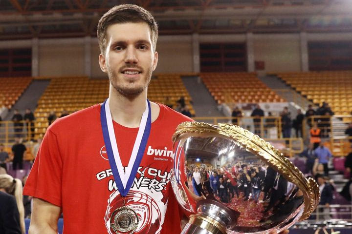 Πετρούσεβ: “Θέλω να έρθουν πολλοί περισσότεροι τίτλοι με τον Ολυμπιακό”