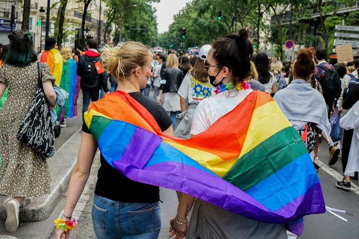 «Υποδεχτείτε τις νύφες»: Ο πρώτος γκέι γάμος μεταξύ γυναικών βασιλικής οικογένειας, μόλις έγινε