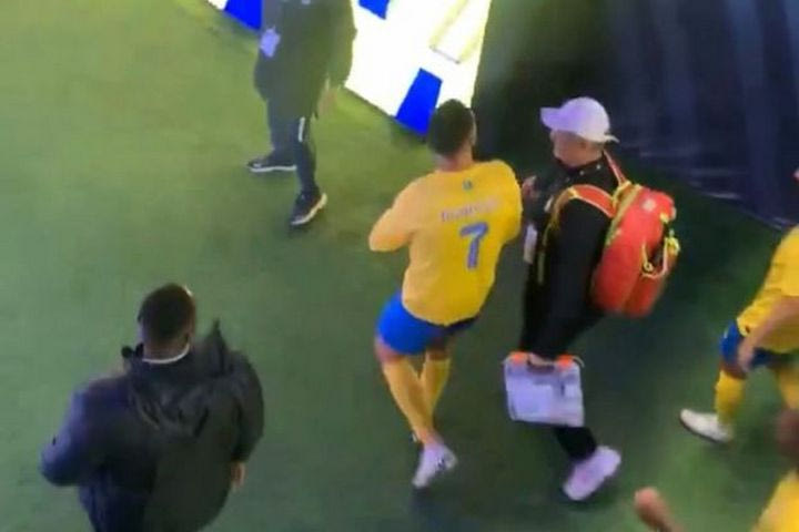 Ρονάλντο: Η κίνηση που εξόργισε τον κόσμο, έβαλε το κασκόλ της Αλ Χιλάλ μέσα από το σορτσάκι του και το πέταξε στην κερκίδα