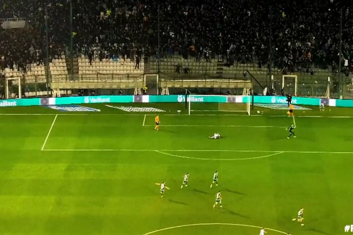 Το χαμένο πέναλτι του Σαμάτα και οι έξαλλοι πανηγυρισμοί από ψηλά
