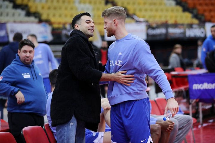 Εθνική μπάσκετ: Ο θερμός εναγκαλισμός του Γουόκαπ με τον Σλούκα στην προπόνηση της γαλανόλευκης