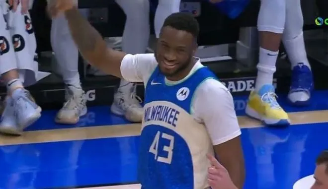 Ο Θανάσης ”παίζει” με το κοινό των Μπακς και το απολαμβάνει