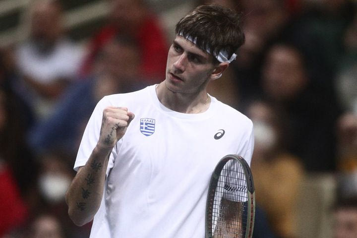 Θάνος – Ελσαγιέντ 2-0: Ο Έλληνας τενίστας ολοκλήρωσε την ανατροπή και έστειλε την Εθνική στο πρώτο γκρουπ του Davis Cup