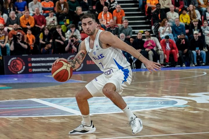 Το επικό post της FIBA για το “μυστικό” της Ελλάδας: Πίσω από τον Στεφ Κάρι κρύβεται… ο Βασίλης Τολιόπουλος