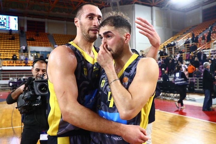 Ο Βασίλης Τολιόπουλος έβαλε τα κλάματα μετά την πρόκριση του Άρη απέναντι στον ΠΑΟΚ
