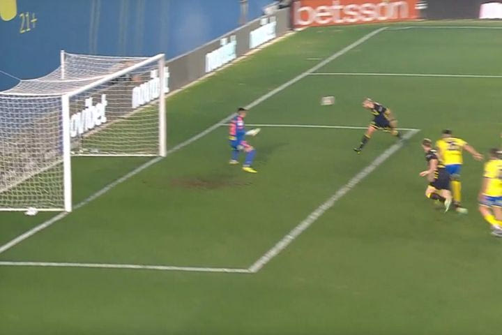 Η καρφωτή κεφαλιά του Βέλεθ για το 1-0 του Άρη κόντρα στον Παναιτωλικό
