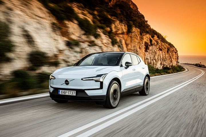 Από 29.572 ευρώ το νέο μικρό ηλεκτρικό SUV της Volvo με τους 272 ίππους