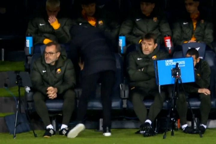 Σε έξαλλη κατάσταση ο Τσάβι, έβριζε και χτυπούσε με γροθιές τον πάγκο: “Χ@ζ@ τη γ@μ@μ@νη μάνα που τον γέννησε”