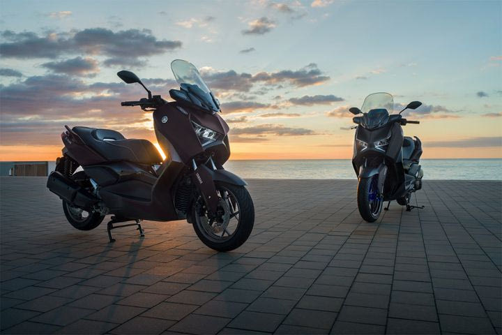 Το 2024 φέρνει τα ανανεωμένα sport scooters Yamaha XMAX 300 και XMAX 300 Tech MAX