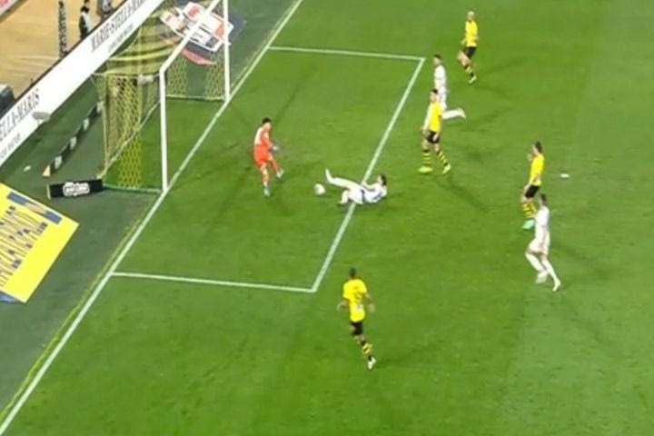 Το δεύτερο αυτογκόλ του Ζουκάνοβιτς για το 3-0 της ΑΕΚ