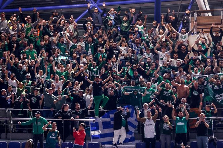 Ρεάλ – Παναθηναϊκός AKTOR: Οι παίκτες του τριφυλλιού πανηγύρισαν με τον κόσμο τους τη σπουδαία νίκη