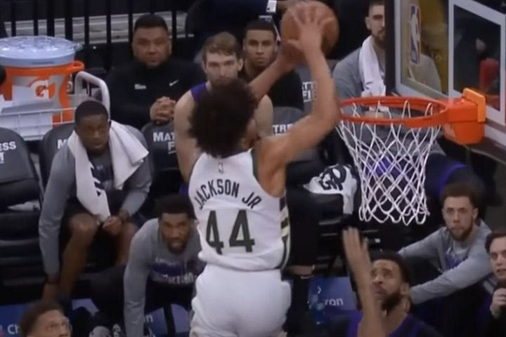 Ο Αντρέ Τζάκσον άφησε άναυδο το NBA: Έφτασε πάνω από τη στεφάνη με επικό άλμα για κάρφωμα