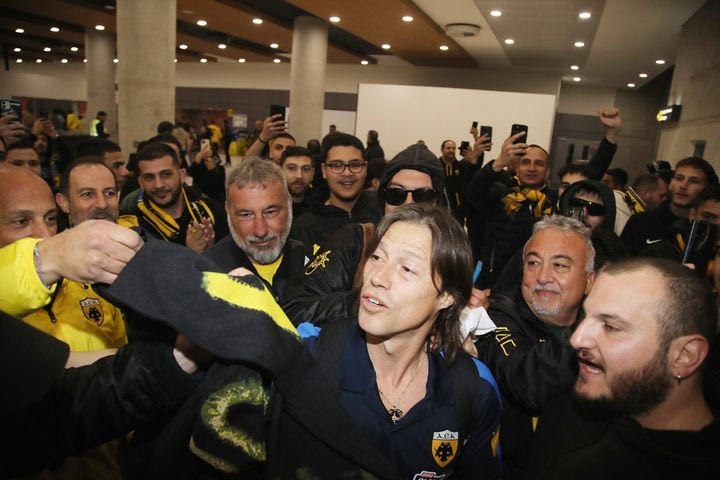 ΑΕΚ: Αποθέωση για Αλμέιδα και τους παίκτες της Ένωσης κατά την άφιξη στην Κύπρο