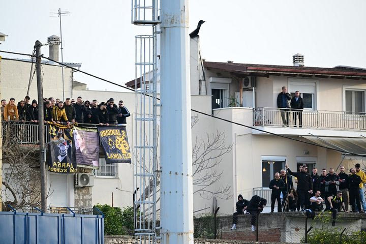 Οι φίλοι της ΑΕΚ παρακολουθούν το ματς με τη Λαμία από τις ταράτσες