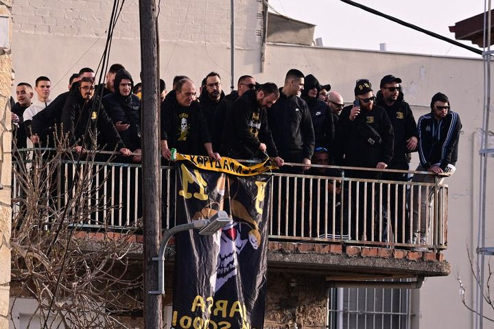 Λαμία – ΑΕΚ: Φίλοι της Ένωσης είδαν το ματς από τις ταράτσες
