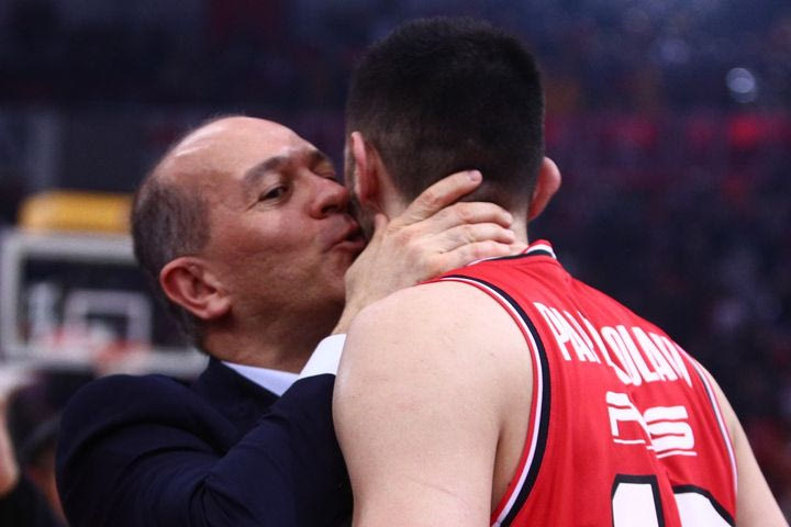 Ολυμπιακός: Το φιλί στον Παπανικολάου και οι πανηγυρισμοί των Αγγελόπουλων στον αγωνιστικό χώρο