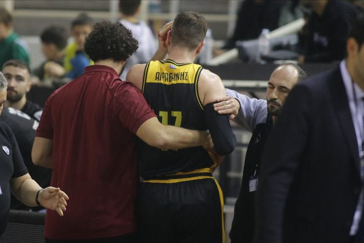 Αγραβάνης και ΜακΝίς συγκρούστηκαν στο τρίτο δεκάλεπτο του αγώνα ΠΑΟΚ – ΑΕΚ Betsson