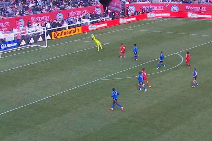 Απίθανο γκολ στο MLS πίσω από το κέντρο στο 90+9′, ο άνεμος “παρέσυρε” σε γκάφα τον τερματοφύλακα