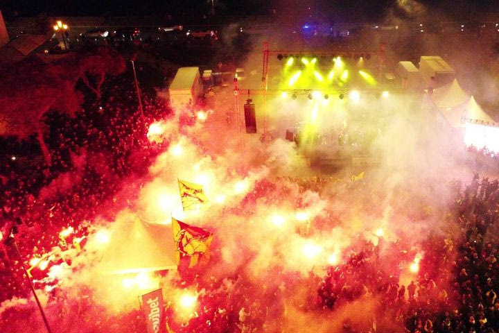 Οι φίλοι του Άρη έκαναν τη νύχτα μέρα στην πλατεία Αριστοτέλους για τα 110 χρόνια του συλλόγου
