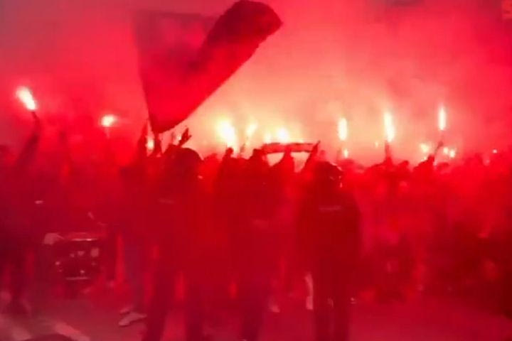 Μπαρτσελόνα – Νάπολι: Αποθεωτική υποδοχή των οπαδών των μπλαουγκράνα στην αποστολή στο Μονζουίκ