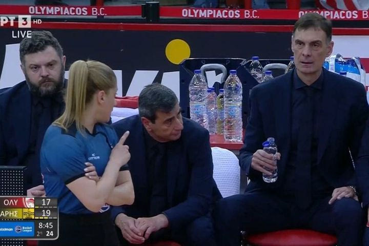 Ολυμπιακός – Άρης: Η τεχνική ποινή λόγω έκρηξης στον πάγκο και το “δεν μας σέβεστε” του Μπαρτζώκα στην Τσαρούχα