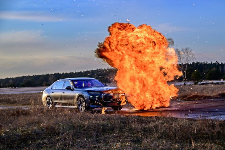 Η BMW εκπαιδεύει οδηγούς VIP με σενάρια που παραπέμπουν σε ένοπλη επίθεση
