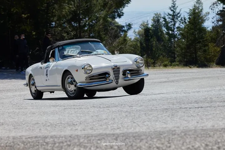 Τετράτροχες κούκλες από τα παλιά, στην ιστορική Ανάβαση Πάρνηθας