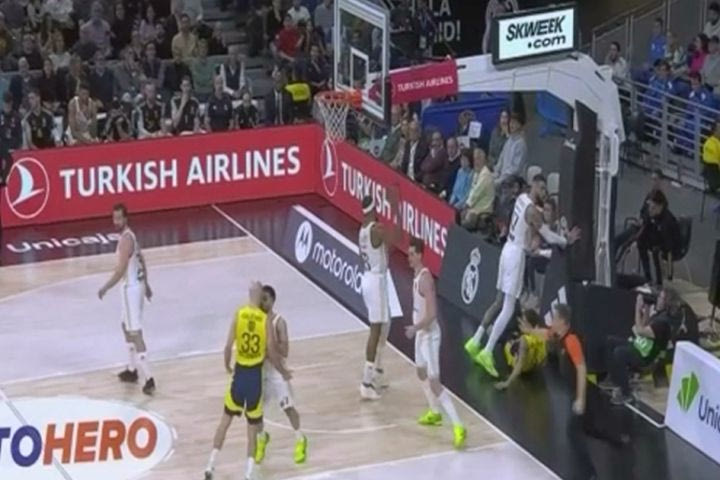 Ρεάλ – Φενέρμπαχτσε: Τσαμπουκάς ανάμεσα σε Φακούντο Καμπάσο και Νικ Καλάθη