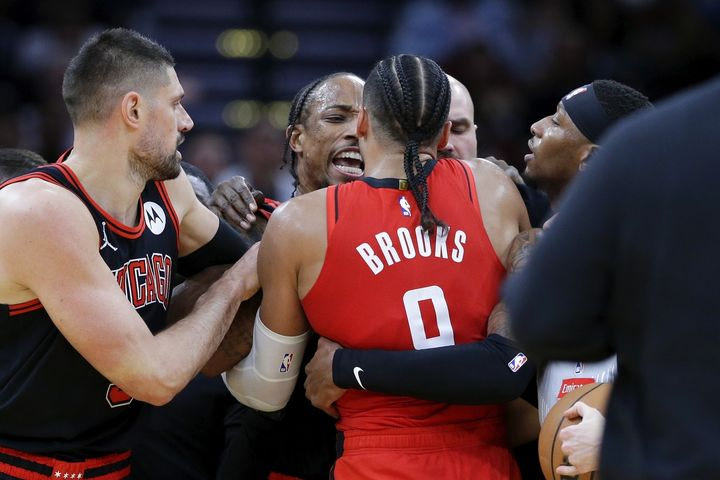 NBA: ΝτεΡόζαν και Μπρουκς ήρθαν στα χέρια και αποβλήθηκαν στο Ρόκετς – Μπουλς