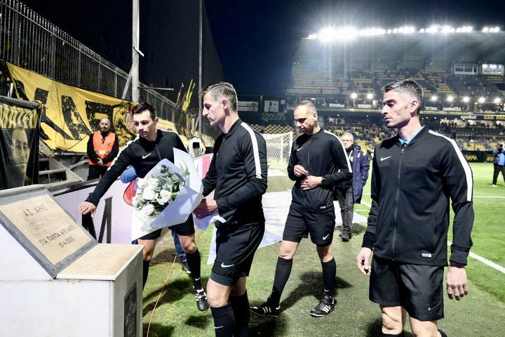 Άρης – ΑΕΚ: Οι διαιτητές άφησαν μια ανθοδέσμη για τον Άλκη Καμπανό