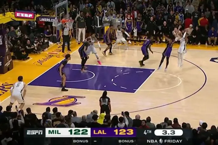 Το μεγάλο μπλοκ του Ντινγουίντι στον Λίλαρντ στην τελευταία επίθεση των Μπακς στο παιχνίδι με τους Λέικερς