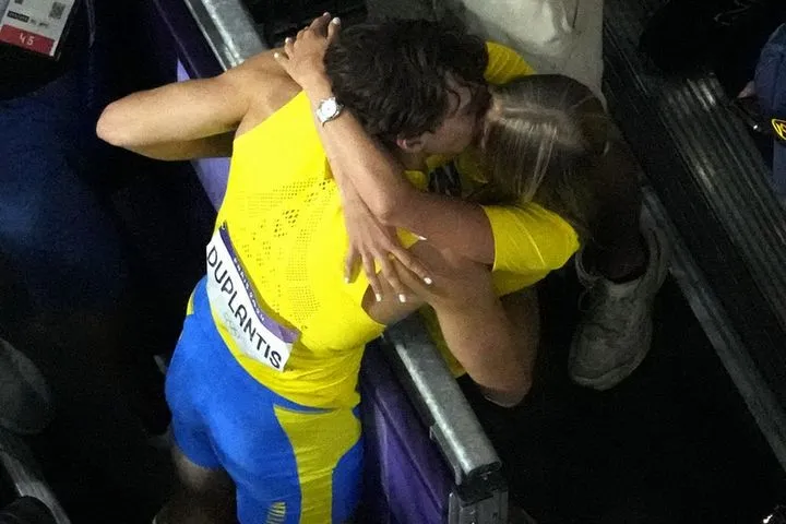 Ντουπλάντις: Χάθηκε στην αγκαλιά της συντρόφου του μετά το διαστημικό του άλμα και το νέο παγκόσμιο ρεκόρ στο επί κοντώ