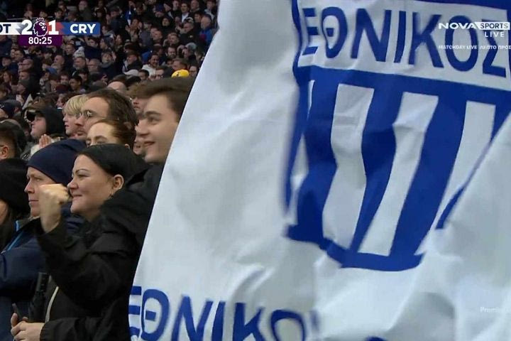 Η σημαία του Εθνικού Πειραιά στην πρώτη σειρά των πανηγυρισμών στο γκολ ανατροπής της Τότεναμ επί της Κρίσταλ Πάλας