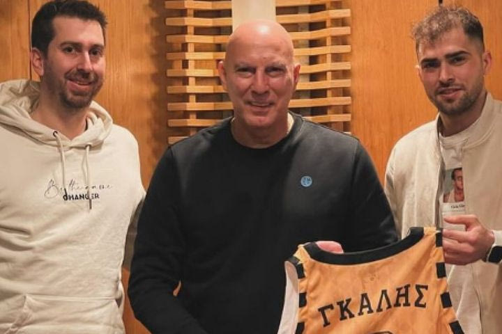 Άρης: Ο Νίκος Γκάλης συναντήθηκε με τον Βασίλη Τολιόπουλο και του έδωσε υπογεγραμμένη φανέλα
