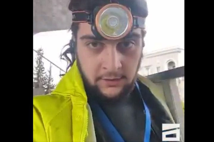 Φαν της Γεωργίας “τρύπωσε” στο γήπεδο για το ματς με την Ελλάδα, παριστάνοντας τον εργάτη και κουβαλώντας μία σκάλα