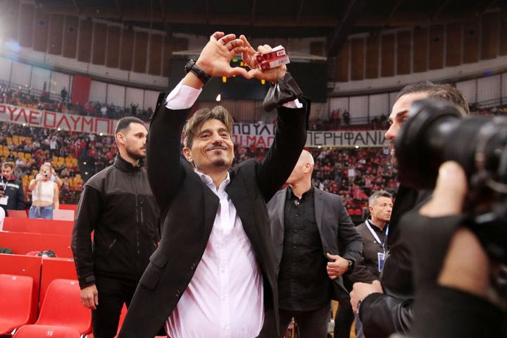 Ολυμπιακός – Παναθηναϊκός: Η είσοδος του Δημήτρη Γιαννακόπουλου στο παρκέ του ΣΕΦ κάνοντας καρδούλα