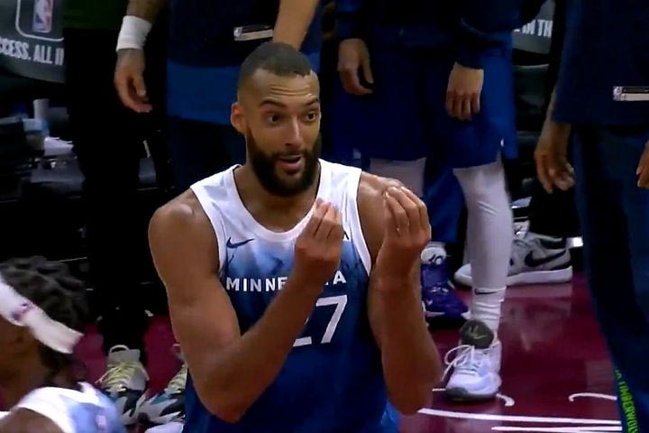 NBA: Βαρύ πρόστιμο στον Γκομπέρ για τις χειρονομίες περί χρηματισμού των διαιτητών